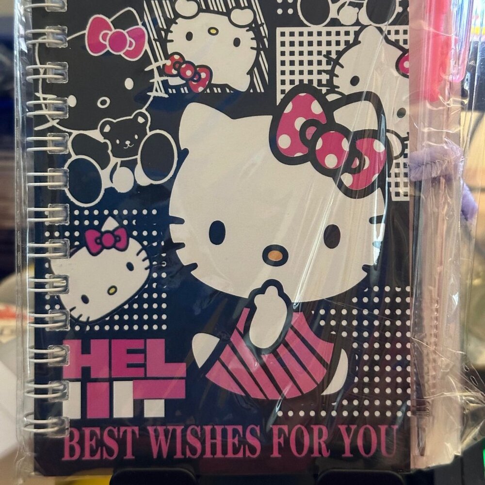 Hello Kitty little note pads and comes with a pen-Set of 4